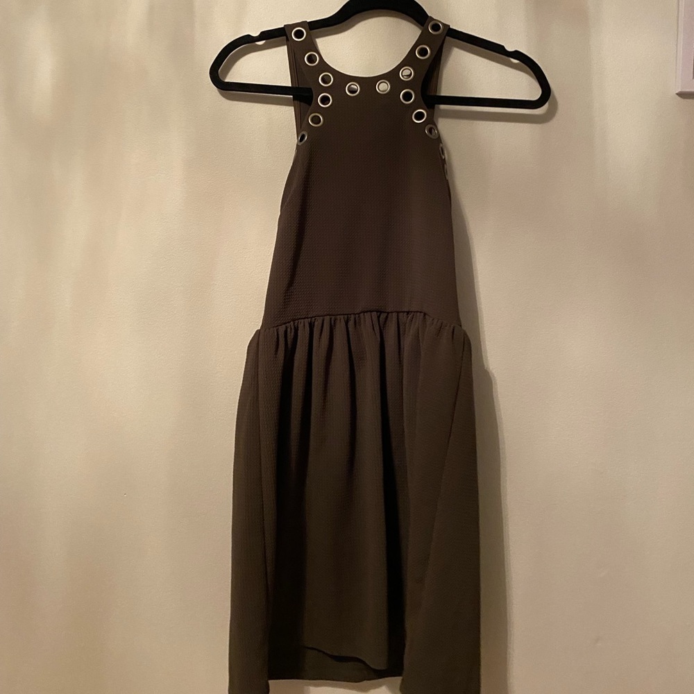 Green dress down to thigh